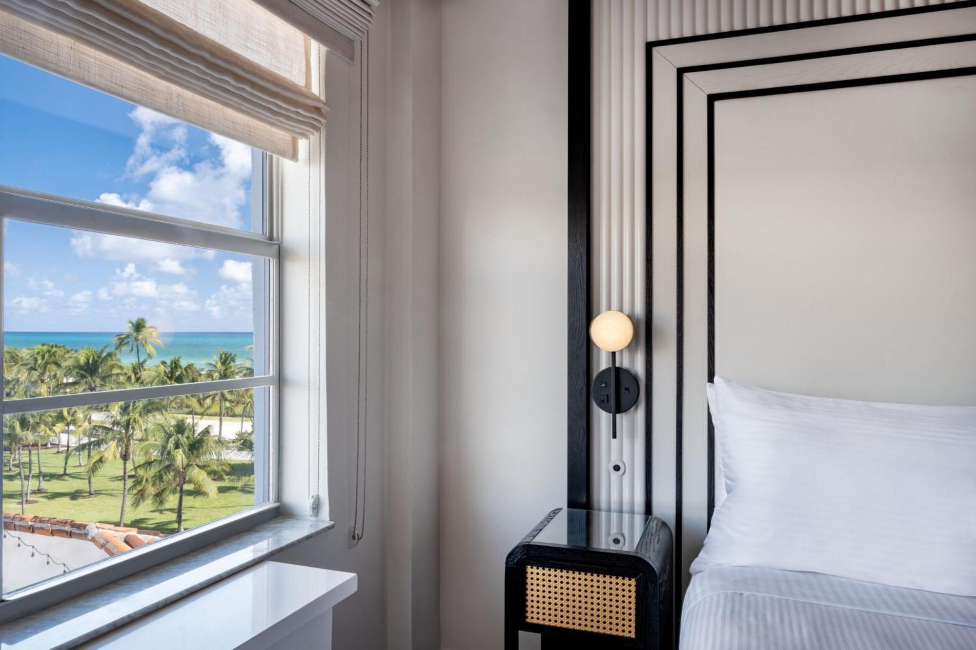 Habitación Deluxe con cama extragrande y vistas parciales al mar